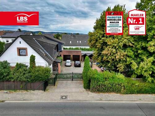 Straßenansicht... - Für Familien & Investoren: In Toplage - Großzügiges Zweifamilienhaus mit Büro, Garagen & Bauplatz..