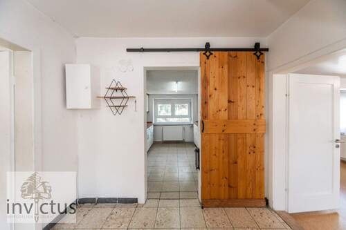 Flur im OG mit Zugang zur Küche - 