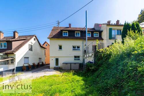 Rückansicht mit Garten - Mehr Platz. Mehr Ruhe. Mehr Zuhause - Doppelhaushälfte in Spiegelberg mit Garten & Garage!