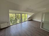 Wohnzimmer - Lehre fertig, Wohnung fällig - 2 Zimmer für frischen Wind am Hageberg