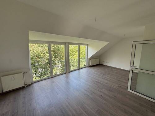 Wohnzimmer - Lehre fertig, Wohnung fällig - 2 Zimmer für frischen Wind am Hageberg