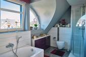 Tageslichtbad mit Badewanne - 