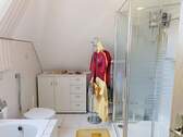 Vollwertiges Badezimmer im Obergeschoss - 