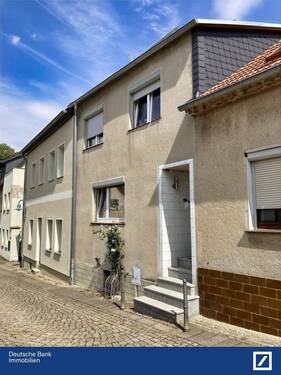 Hausansicht - Solides Zuhause mit Terrasse und Innenhof !