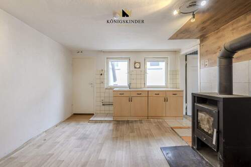 Küchenbereich mit traditionellem Holzofen. - 