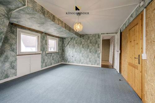 Dachgeschosszimmer mit Charakter durch schräge Wände. - 