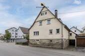 Hof mit Platz für Erweiterung oder kreative Nutzung. - 4 Zimmer Einfamilienhaus zum Kaufen in Reutlingen-Mittelstadt