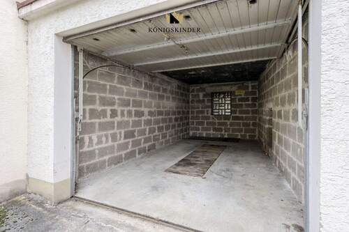 Außenbereich mit Garage und Werkstattgrube - 