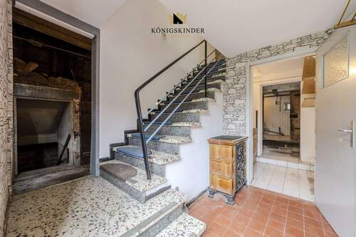 Zentrale Diele mit Zugang zu Stall und Waschküche. - Einfamilienhaus mit 93,50 m² in Reutlingen-Mittelstadt zum Kaufen