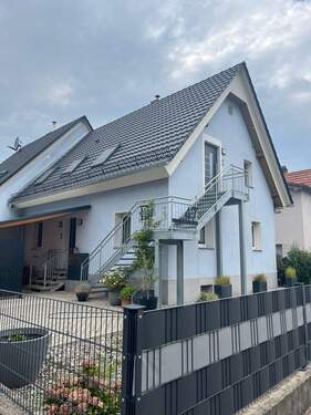 Seitenansicht mit Treppenaufgang DG - 