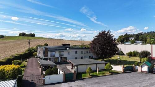 Hausansicht - Wohnen, Arbeiten & Tierliebe unter einem Dach - Großzügiges Landhaus in Sundern-Amecke