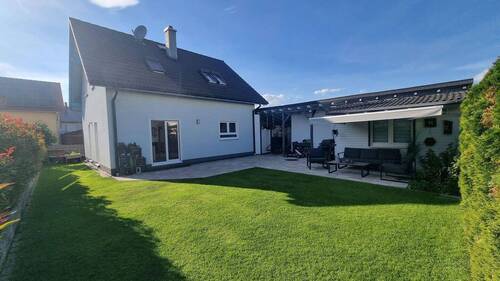 Bild 1 - Freist. Einfamilienhaus mit separatem Atelier, Garten & smarter Technik - Einziehen & Wohlfühlen