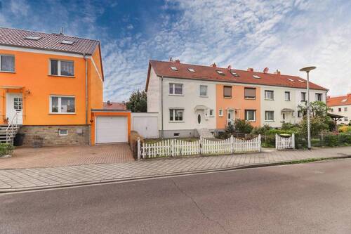 Straßenfront - 6 Zimmer Reihenendhaus in Magdeburg