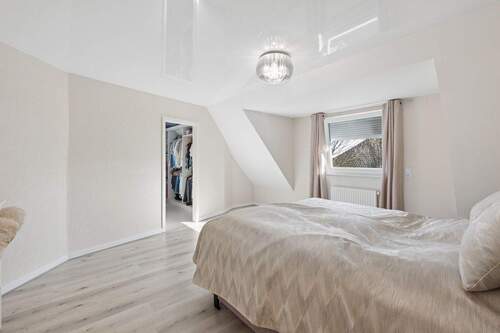 Schlafzimmer mit Ankleide - 