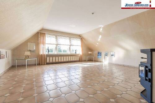 Wohnraum mit Kaminofen im DG., - 