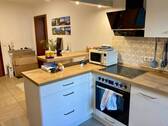 Küche mit Blick zum Eingang - 2 Zimmer Terrassenwohnung in Landshut