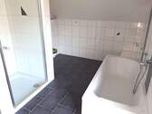 Bad mit Wanne und Dusche - 