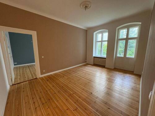 Zimmer 1 mit Balkon - Stilvolle Altbauwohnung nahe Kurfürstendamm - Dielen, Balkon und modernes Bad