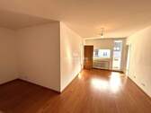 Wohnzimmer mit Balkon - Düsseldorf-Unterbilk! Echt schöne 2-Zimmer-Wohnung mit Sonnenbalkon!