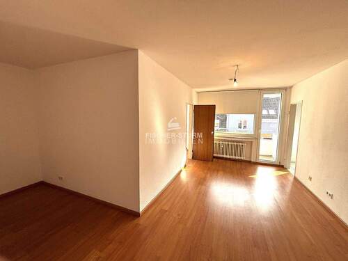 Wohnzimmer mit Balkon - Düsseldorf-Unterbilk! Echt schöne 2-Zimmer-Wohnung mit Sonnenbalkon!