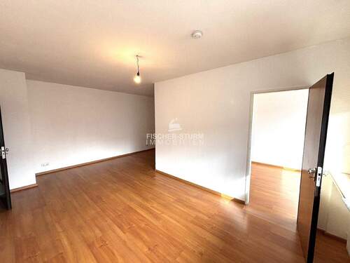 Wohnzimmer 2. Blick - 2 Zimmer Etagenwohnung zum Kaufen in Düsseldorf