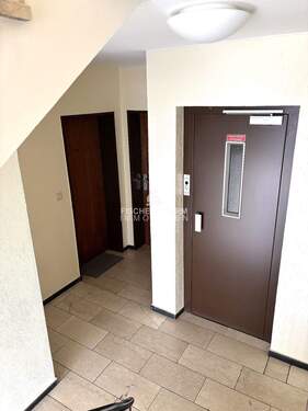 Treppenhaus mit Lift - 