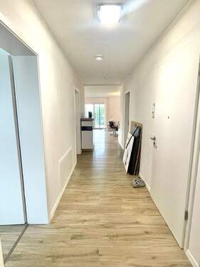 Flurblick zum Wohn-Essbereich - 