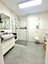 Schickes Duschbad mit Waschtisch und Handtuchheizung - 