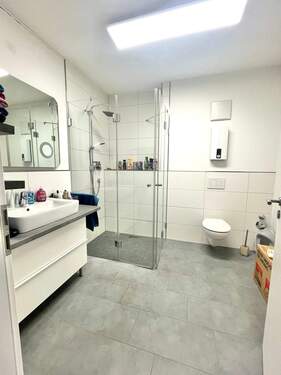 Schickes Duschbad mit Waschtisch und Handtuchheizung - 