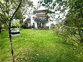 Ansicht Haus-Rückseite mit Garten - WOHL(N)GEFÜHL wie im eigenen Haus: 3-Zimmer-Terrassen-Wohnung mit eigenem Garten in Troisdorf-Spich