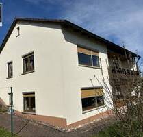 Zwei Wohnungen, ein Zuhause: Großzügiges Wohnhaus mit herrlichem Fernblick - Untersteinach
