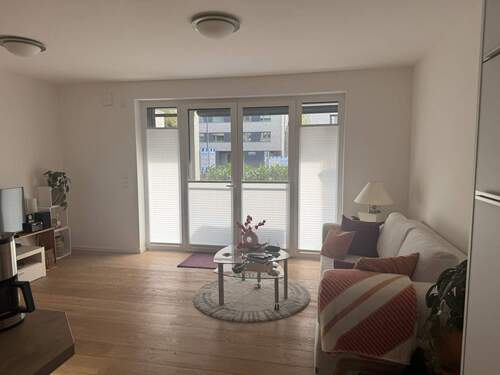 Wohnzimmer mit Ausgang zur Terrasse - 3 Zimmer Etagenwohnung in Hannover