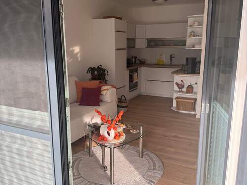 Blick von in der Terrasse in den Wohnbereich und in die Küche - 