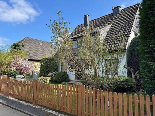 ....ein Frühlingsgruß im Vorgarten - 7 Zimmer Einfamilienhaus in Mönchengladbach