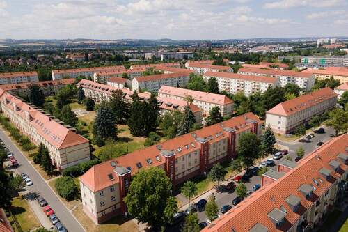 Luftbild Wohnanlage - Grundriss-Wunder im 30iger-Jahre-Denkmal! 3-R-ETW mit Balkon & Dusche im 1. OG.