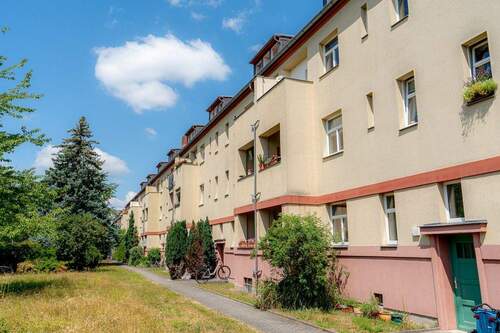 Rückansicht mit Loggia - Etagenwohnung mit 61,80 m&sup2; in Dresden zum Kaufen