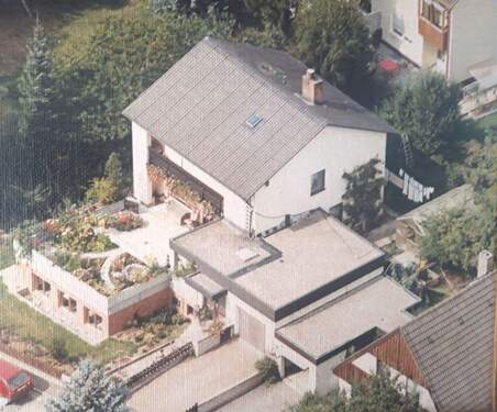 Bild 1 - 70er Jahre Wohnhaus mit Einliegerwohnung und Garage