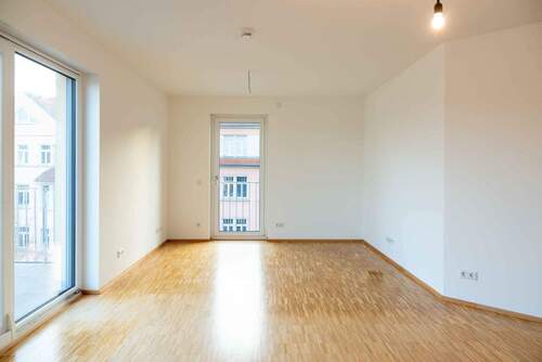 Wohnzimmer/Küche - ++ Eigennutzer aufgepasst!!! - Exklusives Wohnerlebnis: Stilvolle 4-Raumwohnung mit Sonnenbalkon ++