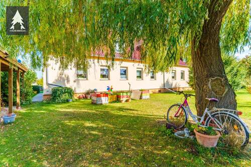 Hausseite Wohnung - Ihr grüner Rückzugsort - großzügig wohnen mit eigenem Gartenanteil