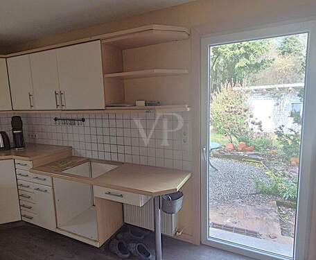 Küche mit Durchgang zum Garten - 