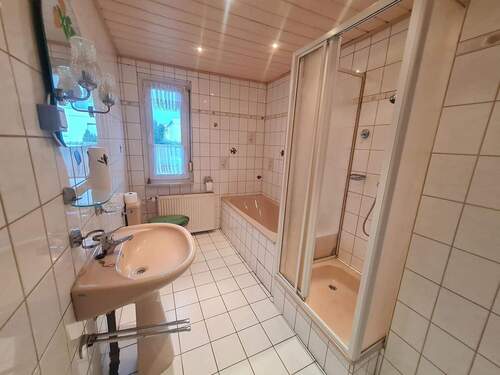 Bad mit Wanne und Dusche - 