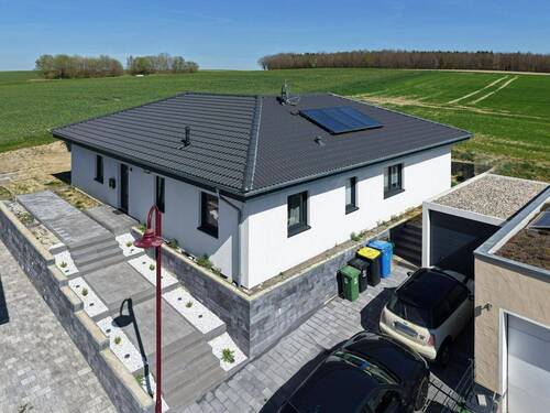 Zufahrt und Eingangsbereich - Eleganter Winkel-Bungalow in idyllischer Lage!