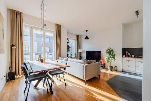 Wohn- und Essbereich - Modern, mittendrin, mit Balkon zur Sonne - 2-Zimmer im Boxhagener Kiez