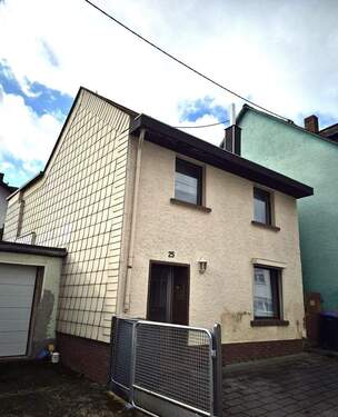 Außenansicht - Kleines Wohnhaus mit Balkon und Stellplatz! Hochwasserfrei und doch nur wenige Meter bis zur Mosel!