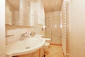 Jeweils ein zeitloses Bad auf jeder Etage - 