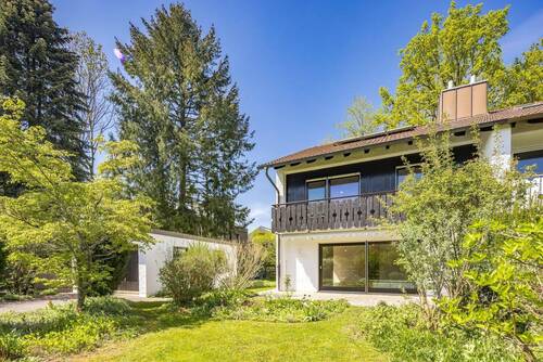 Hausansicht mit Garten - 6 Zimmer Doppelhaushälfte zum Kaufen in Hohenbrunn