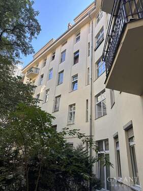 Hausansicht - Moderne 1 Zimmer-Wohnung mit Altbaucharme und ca. 17 qm Gartenanteil!