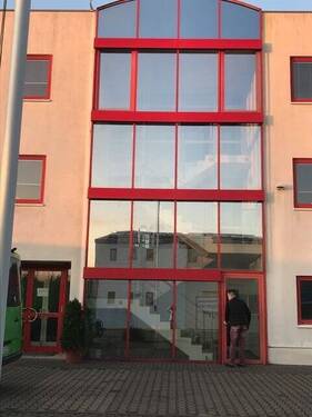 Treppenhaus verglast mit autom. Sonnenschutz - 