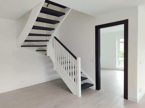 Treppe und Büro Eingangstür EG - 