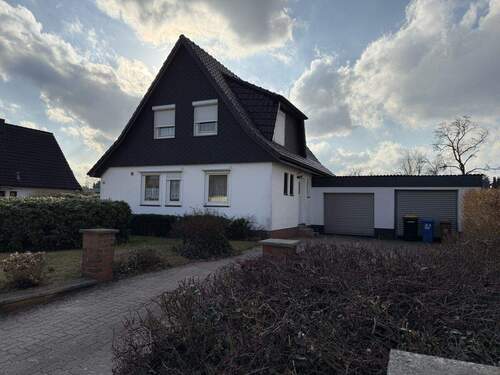 Strassenansicht - 5 Zimmer Einfamilienhaus in Quickborn